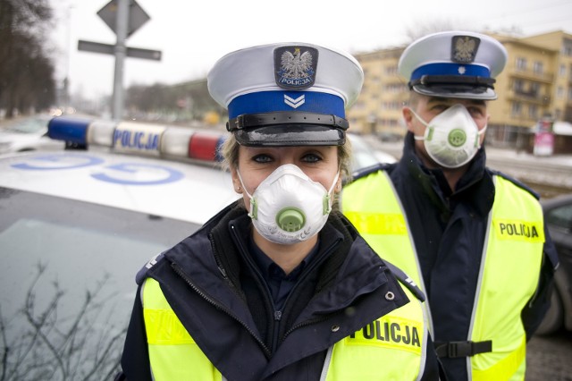 W Krakowie maski antysmogowe noszą m.in. policjanci z drogówki