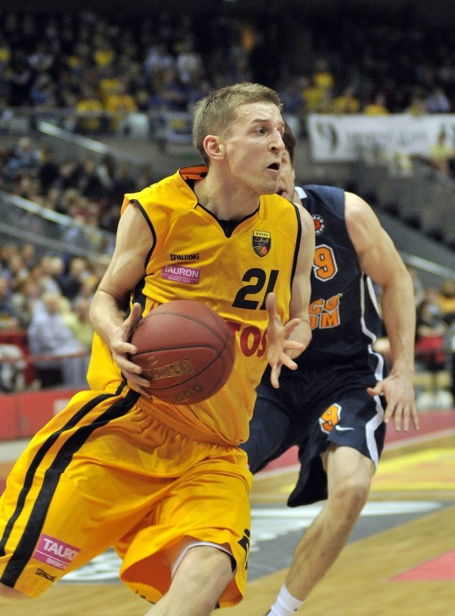 02.03.2013 sopot..tauron basket liga . polska liga koszykowki . derby trojmiasta . mecz trefl sopot ( zolte stroje ) - asseco prokom gdynia..na zdjeciu: z pilka adam waczynski..fot. przemek swiderski / polskapresse dziennik baltycki