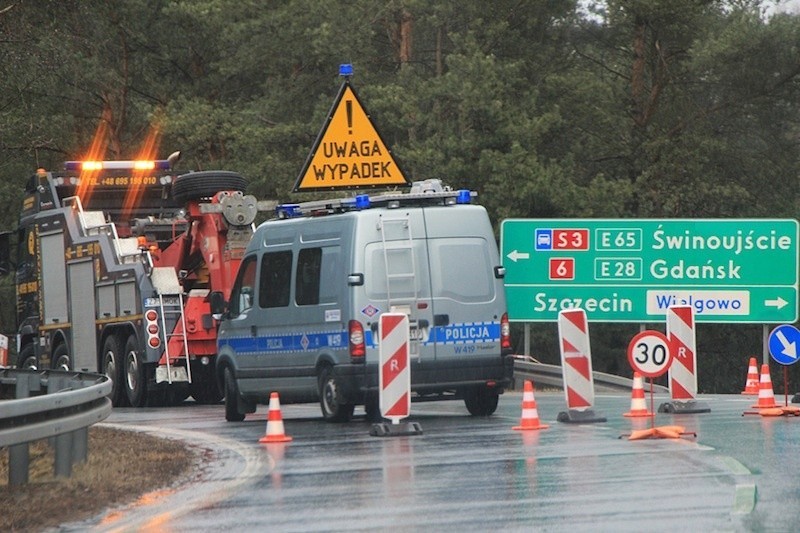 Wypadek pod Szczecinem. Do podniesienia ciężarówki potrzebny był dźwig