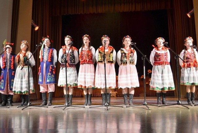 Na Dziecięcej Estradzie Folkloru w Kielcach zespół Działoszanki Plus wystąpił już po raz siódmy. Po raz szósty zajął w nim miejsce pierwsze. To niebywały sukces.