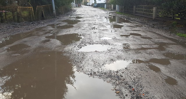 Mieszkańcy ul. Zbożowej w Koszalinie  domagają się solidnego remontu drogi. - Ul. Zbożowa latem była utwardzona kruszywem. Przez lato i jesień były trzy inwestycje. Wykonanie nowego oświetlenia, następnie położenie kanalizacji oraz ułożenie przewodów elektrycznych wraz z likwidacją słupów energetycznych. Po tych inwestycjach żadna firma nie poczuwa się do przywrócenia drogi do poprzedniego stanu. Jeden zrzuca winę na drugiego. Obecnie stanęło na tym, że firma budująca kanalizację ma naprawić drogę. Taką „naprawę” wykonali - uwaga - 6.12.2018 - napisał do nas Czytelnik  i przesłał  zdjęcia. - Te zdjęcia pokazują stan drogi po 5 dniach od naprawy.  Rzekoma naprawa polegała na przejechaniu koparką, zebraniu błota z drogi i wrzucenia go w dziury, które po kilku dniach znowu powstały. Droga jest w tragicznym stanie. Domagamy się, aby prace zostały wykonane fachowo. - Na tej ulicy w tym roku były prowadzone prace związane z budową kanalizacji sanitarnej przez firmę Hydrogeobudowa na zlecenie MWiK oraz prace instalacyjne energetyczne przez inną firmę - mówi Robert Grabowski, rzecznik ratusza. - Prace  nie zostały jeszcze formalnie zakończone i odebrane. Zarówno Zarząd Dróg i Transportu, jak i Miejskie Wodociągi i Kanalizacja wezwały wykonawców do naprawienia drogi. Wodociągi przeznaczyły 1,8 mln zł na ul. Zbożową i Działkową - ta pierwsza ma być gotowa do końca grudnia 2018, druga - do 31 lipca 2019. Mogę zapewnić, że  ZDiT i MWiK wyegzekwują przywrócenie drogi do pierwotnego stanu.Zobacz także: Koszalin: Konferencja dotycząca zakończenia remontu w katedrze