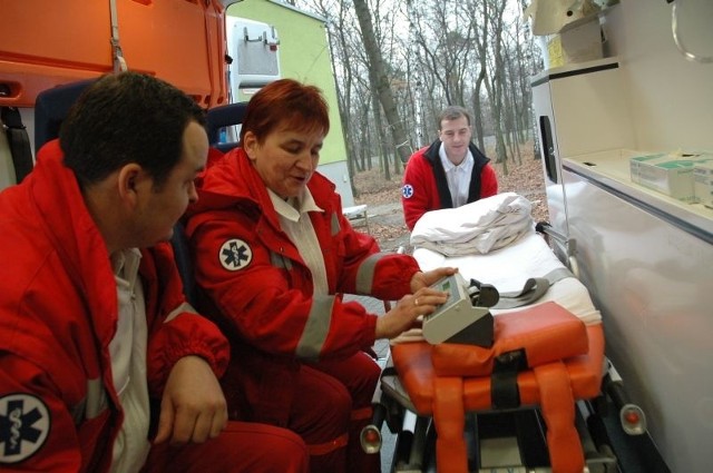 Dodatkowy ambulans reanimacyjny ułatwiłby pracę załogom kędzierzyńsko-kozielskiego pogotowia. Na zdjęciu: kierowca Roman Wielgan (od lewej), pielęgniarka Bożena Glabus i ratownik Grzegorz Zagórski.