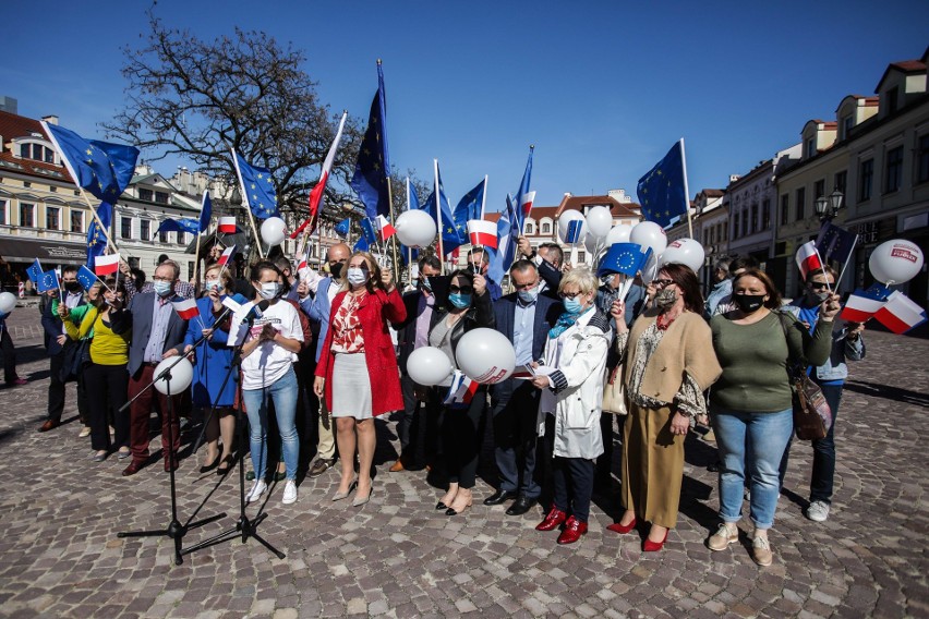 Dzień Europy na rzeszowskim Rynku. Konrad Fijłoek, kandydat na prezydenta Rzeszowa, kroił wielki tort [ZDJĘCIA]