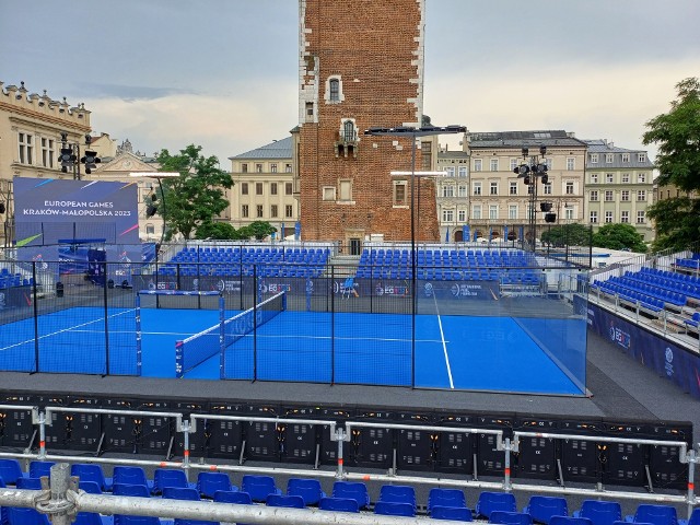 Na Rynku Głównym w Krakowie powstały boiska do padla i teqballa. Zawodnicy będą rywalizować na nich w ramach igrzysk europejskich.