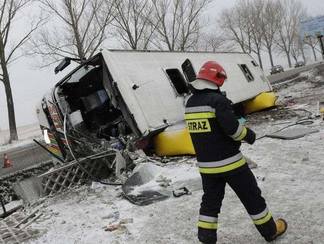 W tragicznym wypadku autobusu z kibicami zginęły 2 osoby,, kilkadziesiąt zostało rannych