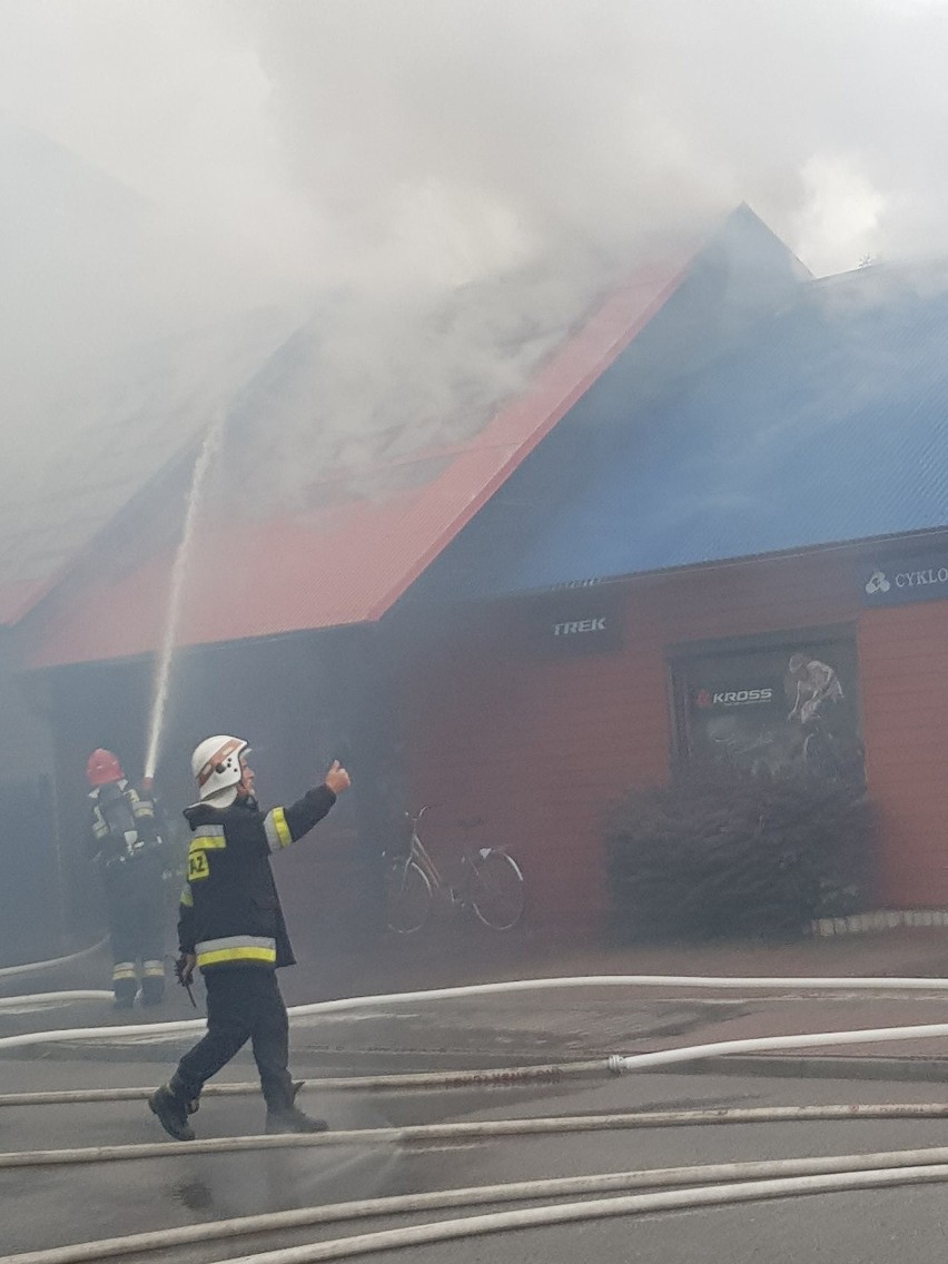 Wielki pożar sklepu rowerowego w Kętach. Dym unosi się nad miastem