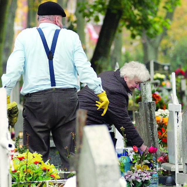 Ustczanka Krystyna Skowrońska sprząta na grobie męża.