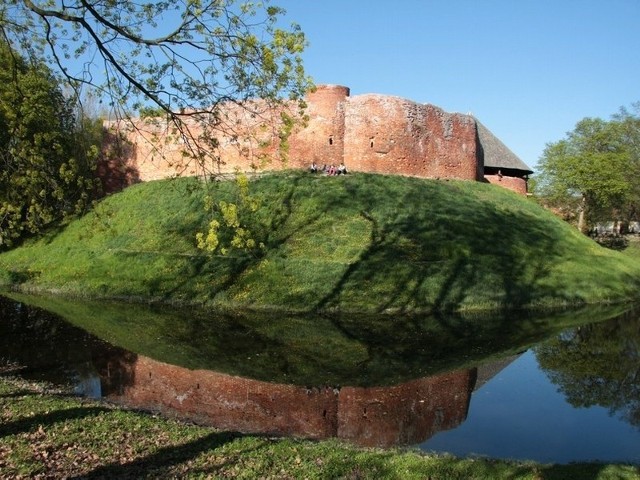 Zamek to jedna z wizytówek miasta. Remont sypiących się murów trwa już kilka lat.