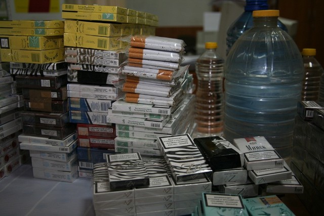 W czasie przeszukania funkcjonariusze znaleźli około 30 tysięcy papierosów bez polskich znaków akcyzy i kilka litrów spirytusu.
