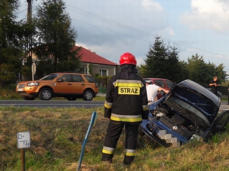 Zderzenie dwóch aut w Smogorzowie. Trzy osoby z fiata w szpitalu 