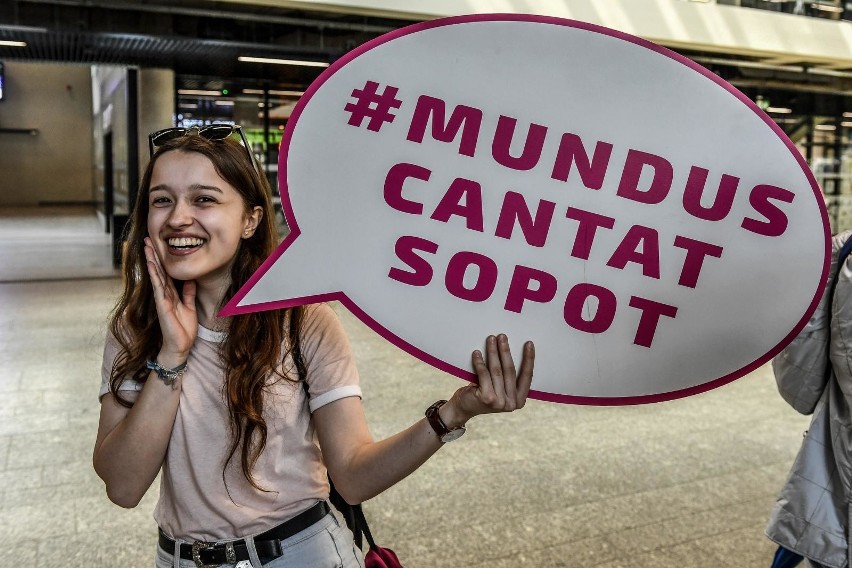 Festiwal Mundus Cantat 2018 - występ chóru na dworcu w...