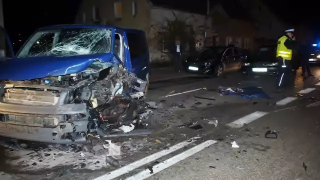 W środę (14 listopada) doszło do wypadku na ulicy Bałtyckiej w Słupsku. Uszkodzone zostały cztery auta. Jedna osoba trafiła do szpitala. Jak udało się nam ustalić, kierowca osobowego mercedesa (jadący w kierunku Ustki) podczas omijania autobusu zjechał na przeciwległy pas i zderzył się z dostawczym VW.Siła uderzenia była na tyle duża, że mercedes uderzył w zaparkowaną na poboczu skodę. Uszkodzony został również osobowy opel, który jechał w pobliżu wypadku. Droga w miejscu wypadku była zablokowana, a policjanci kierowali objazdami. 