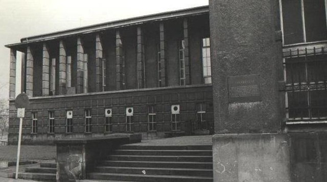 21 marca 1948 r. - Sensacyjne odkrycia podczas odgruzowywania Domu Żołnierza w Poznaniu, gdzie podczas wojny mieścił się okręgowy urząd gestapo. Odkopano żołnierza niemieckiego w pozycji klęczącej z karabinem gotowym do strzału i wycelowanym w ulicę Ratajczaka. Wykopano również sporo dokumentów niemieckich z lat okupacji hitlerowskiej i polskich dokumentów z lat międzywojennych. Oprócz min i niewypałów znaleziono także sporo kajdan.