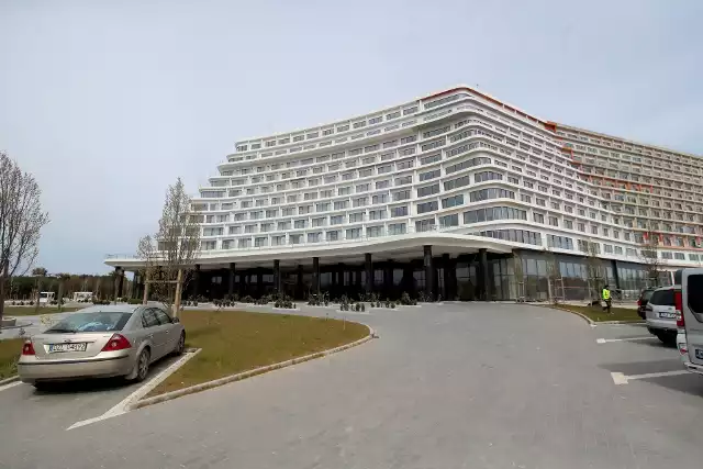 Właściciele hotelu Gołębiewski w Pobierowie zapowiadają, że chcą otworzyć obiekt już w październiku tego roku. Ale nie mają pewności, czy uda im się uporać z dokumentacją odbioru hotelu. - Bo to zależy od urzędników - mówią