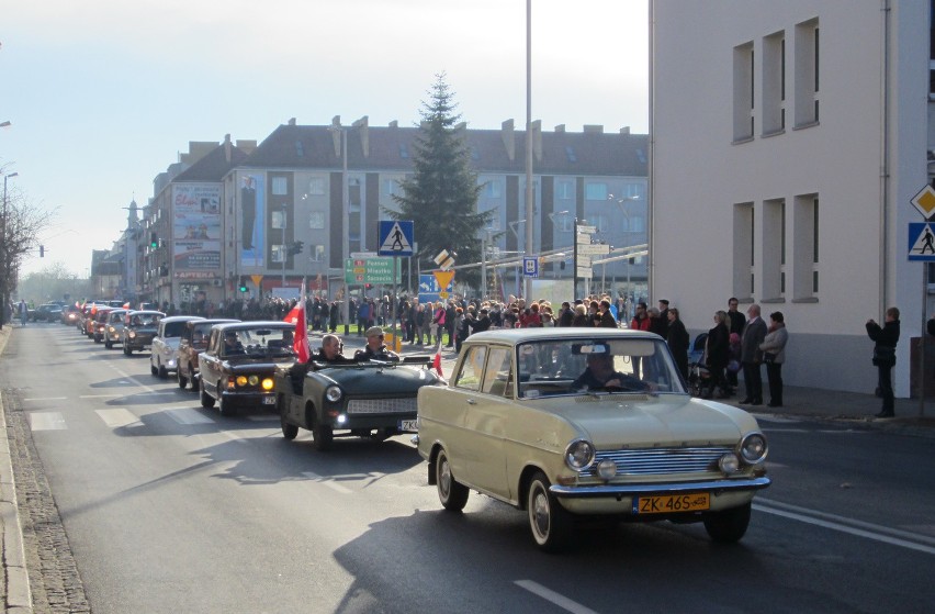 Parada zabytkowych aut w Koszalinie.
