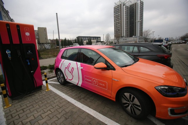 Stacje ładowania samochodów elektrycznych w ciągu roku zostaną ustawione przy drodze ekspresowej S8 między Łodzią i Wrocławiem.