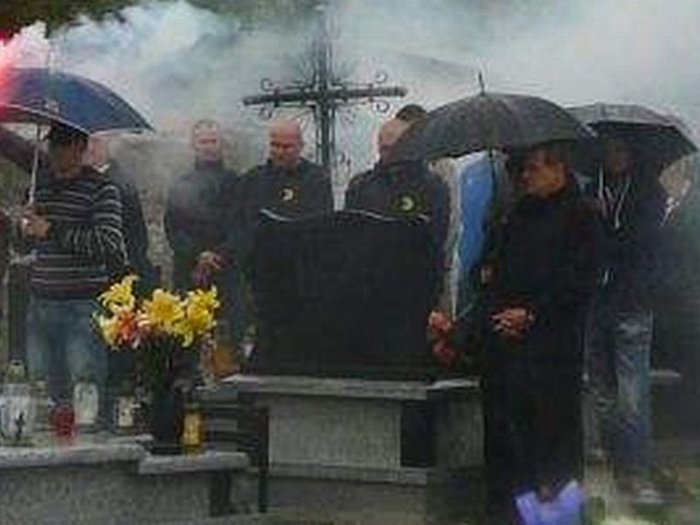 Przed rozpoczęciem niedzielnego turnieju kibice Naprzodu Jędrzejów zapalili znicze oraz złożyli wiązanki kwiatów na grobach zmarłych Karola Gajdy i Rafała Dzwonka.