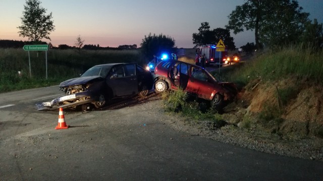 Do zdarzenia doszło w czwartek, około godziny 20. Na skrzyżowaniu z drogą do Bakałarzewa zderzyły się dwa auta osobowe marki Opel Corsa i Seat Cordoba. Ranne zostały cztery osoby, w tym trzy ciężko.