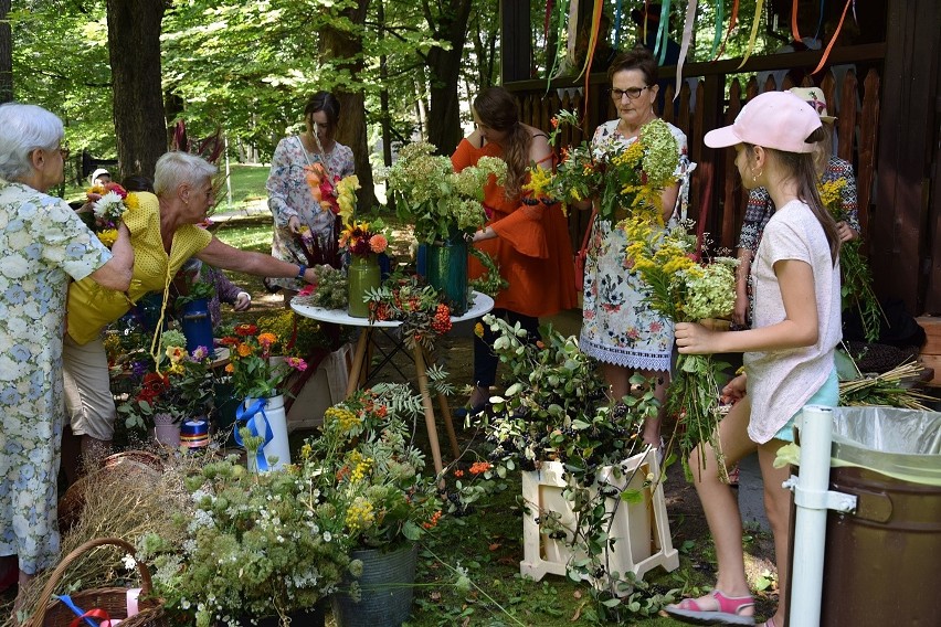 Gorlice. W Parku im. Wiliama Mac Garveya w niedzielne południe pełno było ludzi. Wyplatali wianki i robili bukiety z ziół