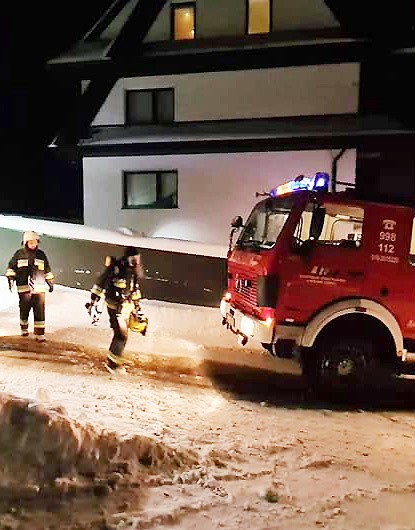 Nocny pożar w Lubomierzu. Trudna akcja strażaków ocaliła dom