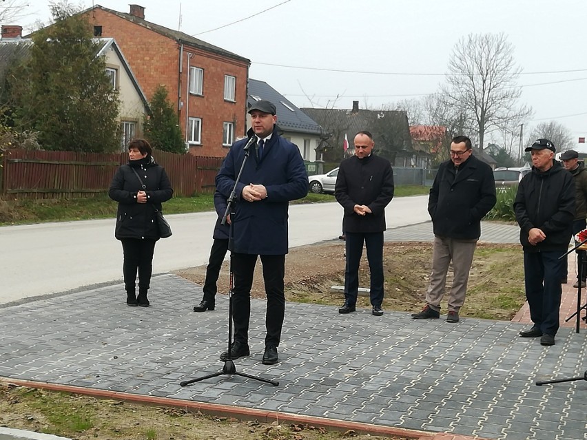 Nowy chodnik został oddany do użytku w Ursynowie, w gminie Głowaczów. Jest bezpieczniej i estetycznie. Zobacz zdjęcia
