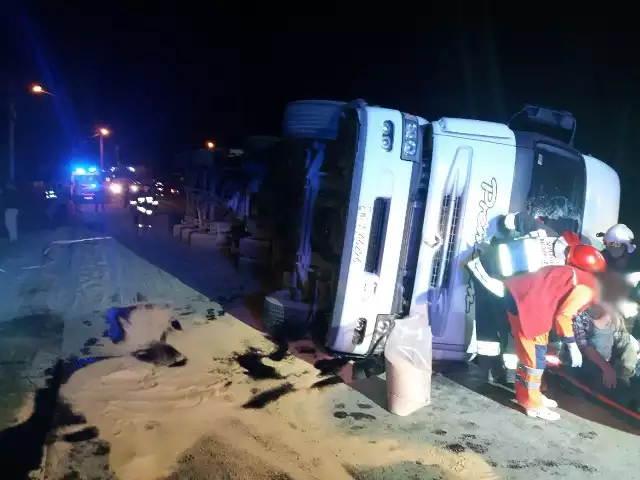 Dwie ciężarówki zderzyły się w w piątek wieczorem na drodze w Rykoszynie w powiecie kieleckim.  Na jezdnię wyspało się 20 ton sypkiego cementu. Strażacy uwalniali też kierowcę zakleszczonego w jednym z samochodów.>>>ZOBACZ SZCZEGÓŁY NA KOLEJNYCH SLAJDACH>>>TOP 15 miejsc w Świętokrzyskiem widzianych z kosmosuZOBACZ TAKŻE: 60 SEKUND BIZNESU - o rozwoju polskich lotnisk i ruchu lotniczym w Polsce i Europie(Źródło:vivi24)