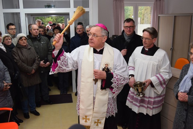 Biskup Edward Dajczak święci szczecineckie hospicjum, z prawej ksiądz Marek Kowalewski, proboszcz parafii św. Franciszka