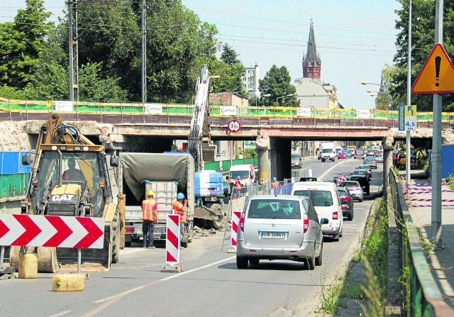 Na razie na ulicy Krakowskiej pod wiaduktem ruch odbywa się po jednym pasie w obydwu kierunkach. To dopiero początek kłopotów kierowców, ponieważ czeka ich tutaj nawet "wahadło"