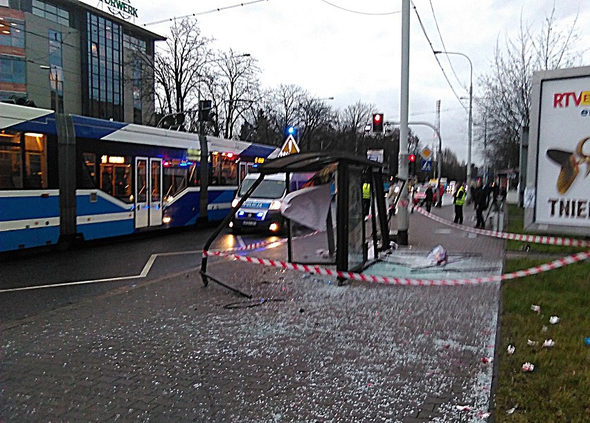 Wypadek na Grabiszyńskiej. Auto wjechało w przystanek, 3 osoby ranne (FILM, ZDJĘCIA)