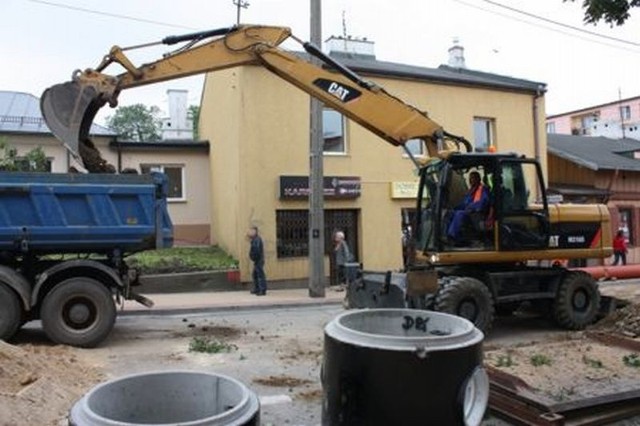 Ulica Pocztowa w Grójcu została wyłączona z ruchu. Pracują tam koparki, trwa budowa kanalizacji i wodociągu. 