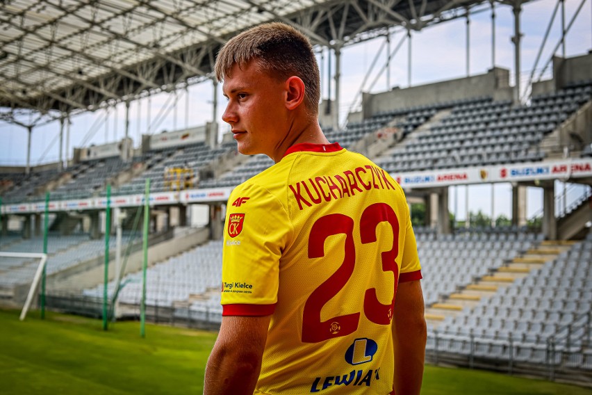 Kacper Kucharczyk podpisał profesjonalny kontrakt z Koroną Kielce. Jego umowa będzie obowiązywać do 30 czerwca 2026 roku