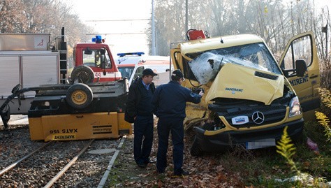Na ul. Zgierskiej  tramwaj zderzył się z mercedesem. Ranni pasażerowie i motorniczy (zdjęcia, aktual.)