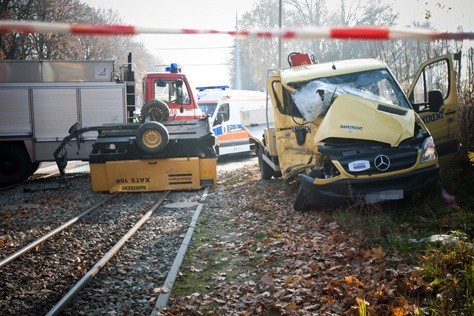 Na ul. Zgierskiej  tramwaj zderzył się z mercedesem. Ranni pasażerowie i motorniczy (zdjęcia, aktual.)