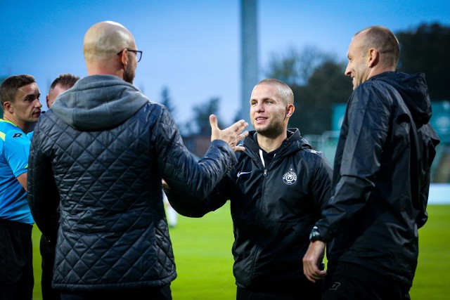 Trenerzy Jagiellonii Maciej Stolarczyk (z lewej) i Warty Dawid Szulczek (w środku) oceniają spotkanie