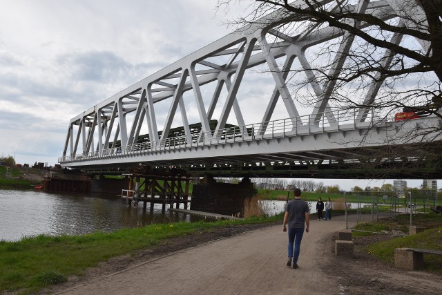 Tak wygląda postęp prac przy przebudowie węzła kolejowego w Opolu. Jest już nowy most przez Odrę.