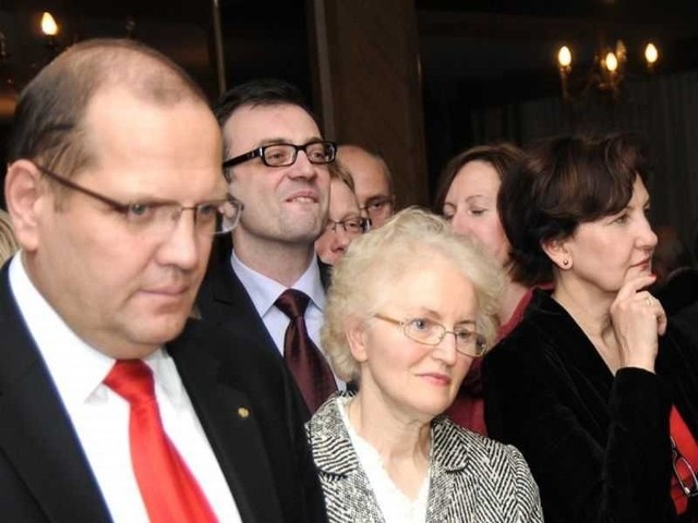 Andrzej Kłopotek (z lewej) i Lidia Chamarczuk-Mazurek (druga od prawej) w ) dopingowali prezydenta Torunia 21 listopada ub.r., podczas wieczoru wyborczego