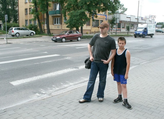 Na bezpieczne przejście ulicą, pan Piotr Kobza z synem, czekał dobrych kilka minut.