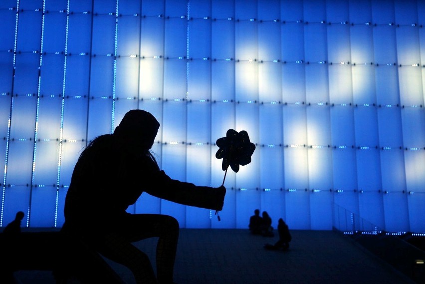 Lubelskie Dni Autyzmu: Budynek CSK zaświecił się na niebiesko (ZDJĘCIA, WIDEO)