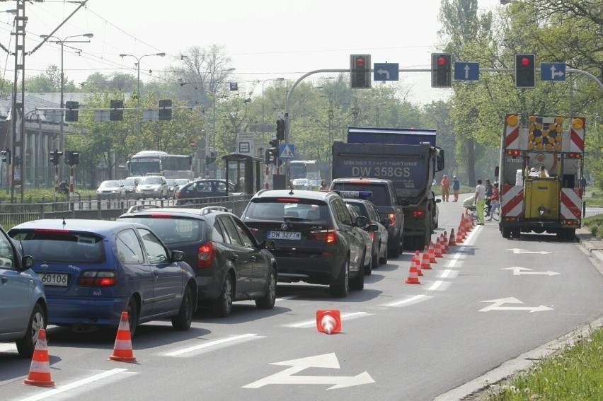 Duże korki na Ślężnej. Trwa malowanie oznaczeń poziomych na jezdni (ZDJĘCIA)