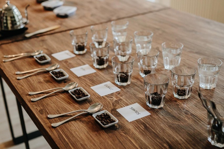 Cup tasting, czyli cupping, oznacza degustację i porównanie...