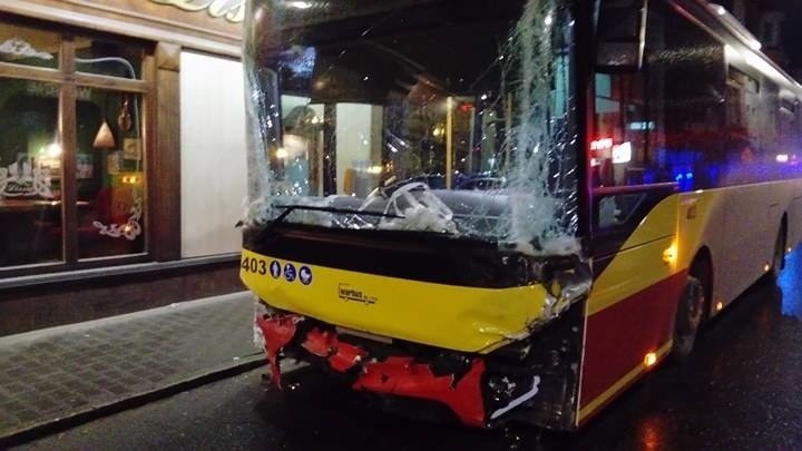 Wrocław: Miejski autobus wjechał w sklep. Co się stało?