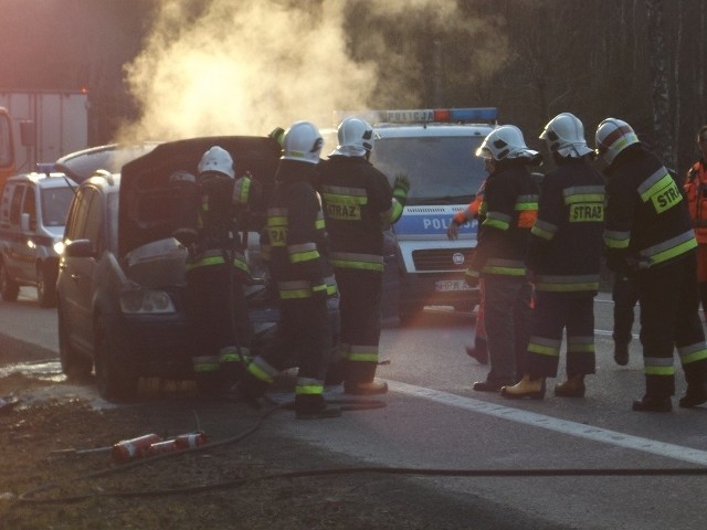 W poniedziałkowe popołudnie, w trakcie jazdy, niedaleko Karnieszewic zapalił się samochód. Jak ustalili strażacy w VW Touranie doszło do zwarcia instalacji elektrycznej. Straty oszacowano na ok. 8 tys. zł. Na szczęście nikt nie ucierpiał. Zobacz także: Pożar w Koszalinie
