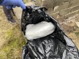 Narkotyki ukryte w dużym worku zakopanym pod Toruniem. W sumie było półtora kilograma amfetaminy