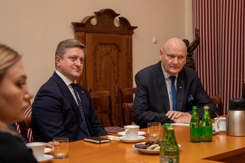 Ambasador Ukrainy w Polsce Wasyl Zwarych i prezydent Torunia...