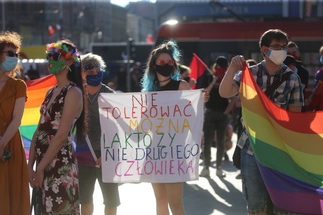 Demonstracja solidarności z osobami LGBTQ na katowickim rynku: "Stop homofobii - Śląsk dla wszystkich!"Zobacz kolejne zdjęcia. Przesuwaj zdjęcia w prawo - naciśnij strzałkę lub przycisk NASTĘPNE