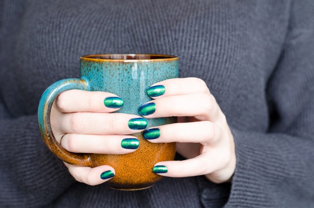 Szmaragdowe paznokcie to propozycja manicure na jesień.