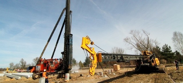 pierwszych, docelowych pali pod fundamenty podpór estakad, którymi wjedziemy latem 2013 r. na nowy most w Toruniu