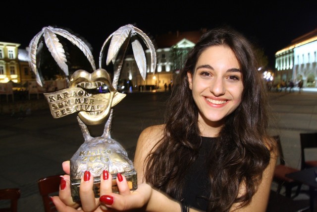 Inga Ochinean, zwyciężczyni Karaoke Summer Festivalu, prezentuje dobytą statuetkę.