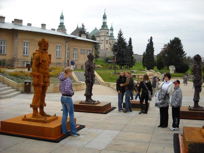 Wielkie posągi nagich mężczyzn właśnie stają na Placu Artystów 