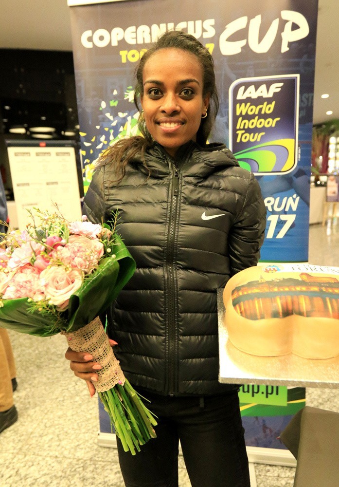 Genzebe Dibaba powitana kwiatami i słodkościami w hotelu...